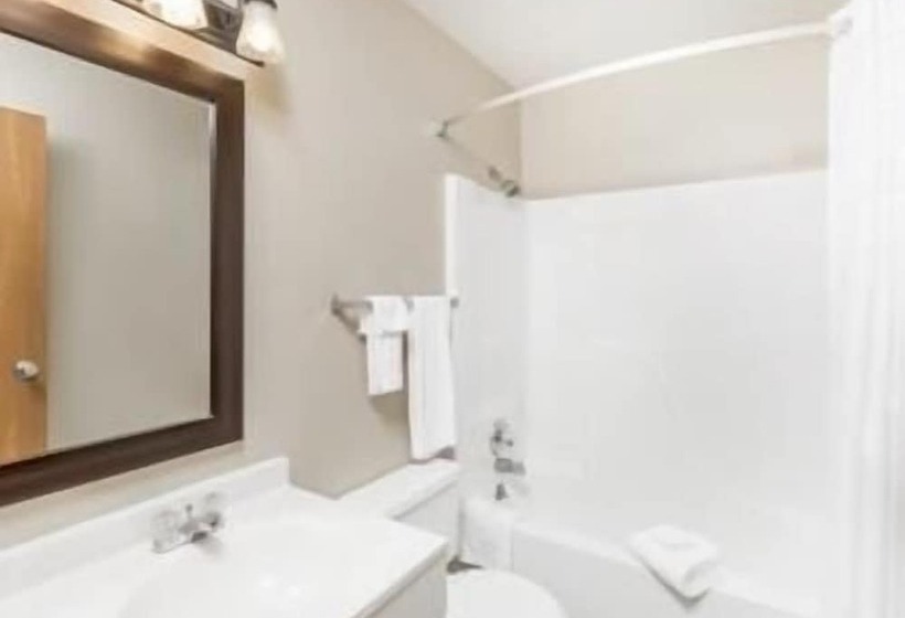 带2个双人床的标准工作室, Super 8 By Wyndham Manhattan Ks