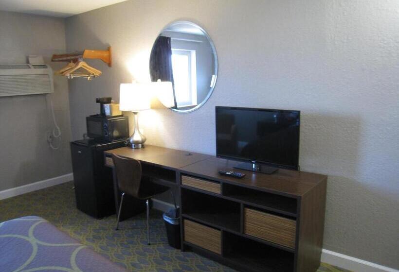 غرفة قياسية سرير كينج, Super 8 By Wyndham Willows