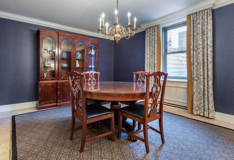 جناح سوبيريور, Omni William Penn