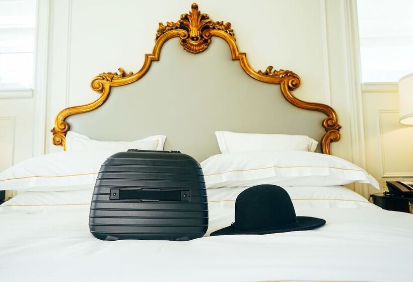 小型套房, The Plaza