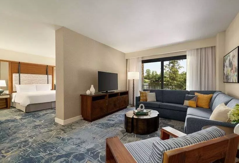 سوئیت با بالکن, The Woodlands Resort, Curio Collection By Hilton