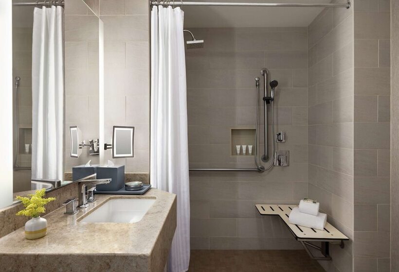 غرفة قياسية سرير مزدوج, The Woodlands Resort, Curio Collection By Hilton