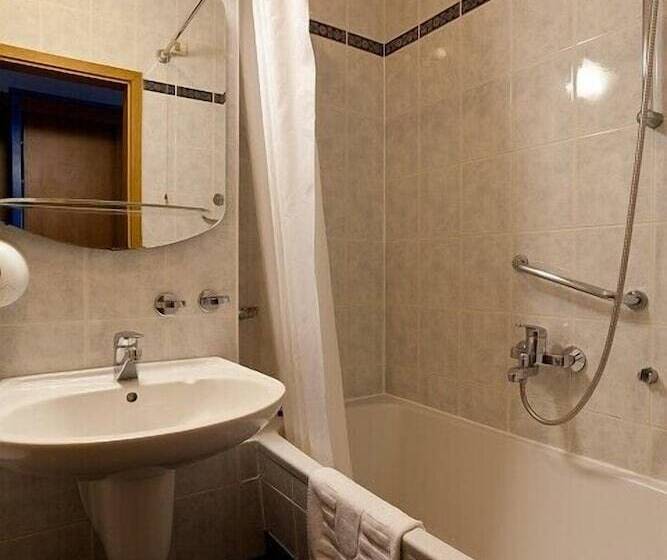 اتاق استاندارد با بالکن و چشم‌انداز دریا, Dražica   Hotel Resort Dražica