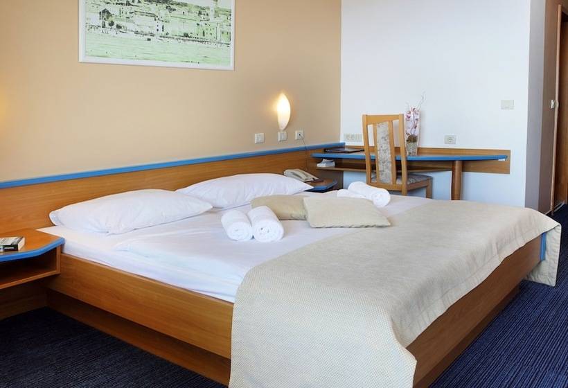 اتاق استاندارد با بالکن و چشم‌انداز دریا, Dražica   Hotel Resort Dražica