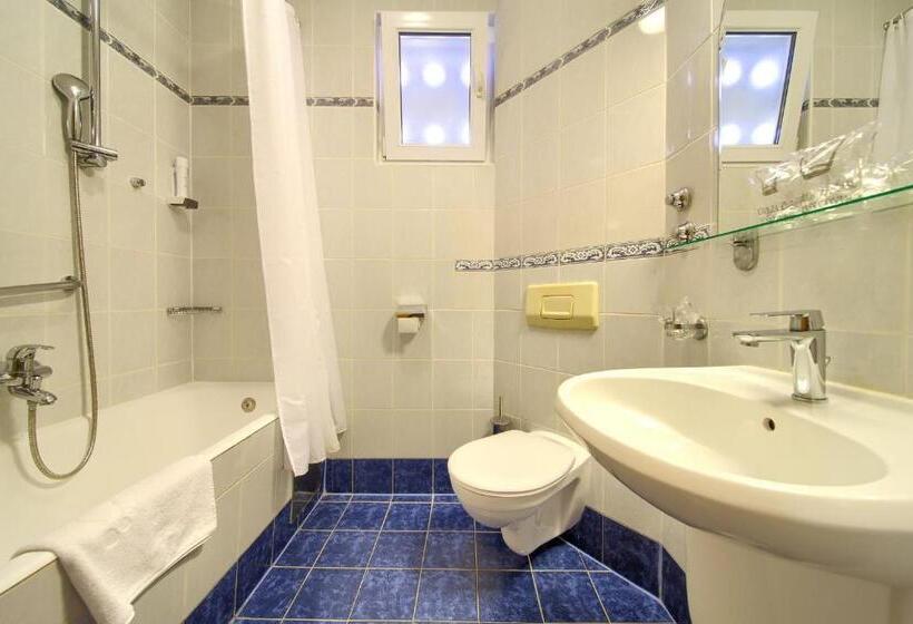 اتاق استاندارد با بالکن و چشم‌انداز دریا, Dražica   Hotel Resort Dražica