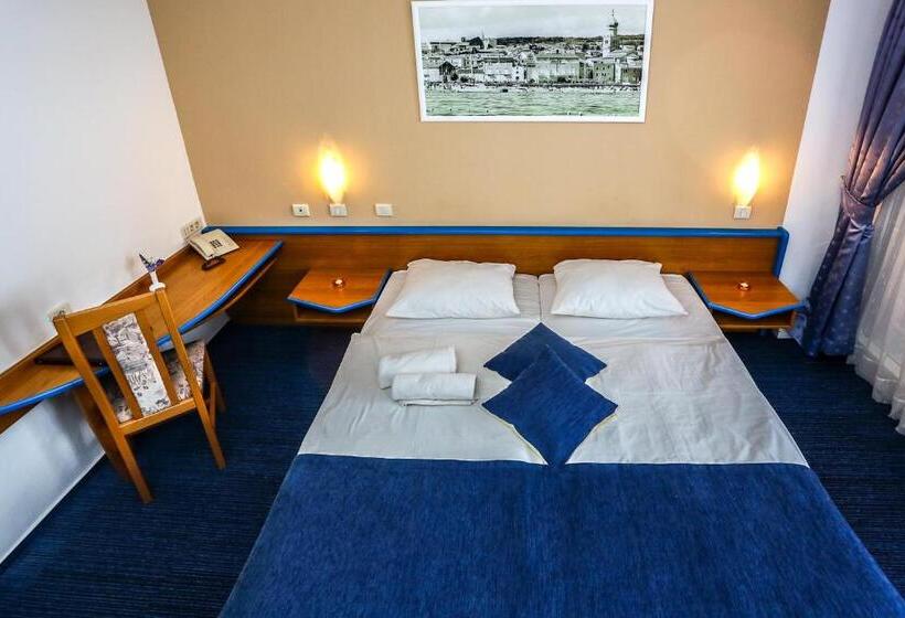 اتاق استاندارد با بالکن و چشم‌انداز دریا, Dražica   Hotel Resort Dražica