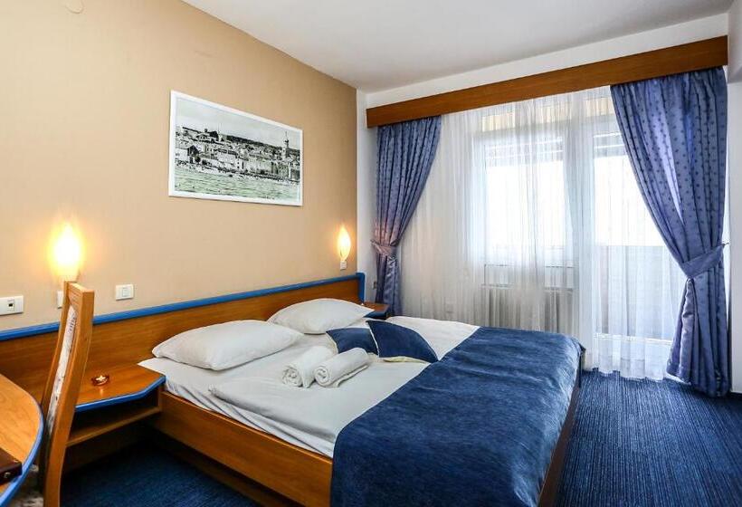 اتاق استاندارد با بالکن و چشم‌انداز دریا, Dražica   Hotel Resort Dražica