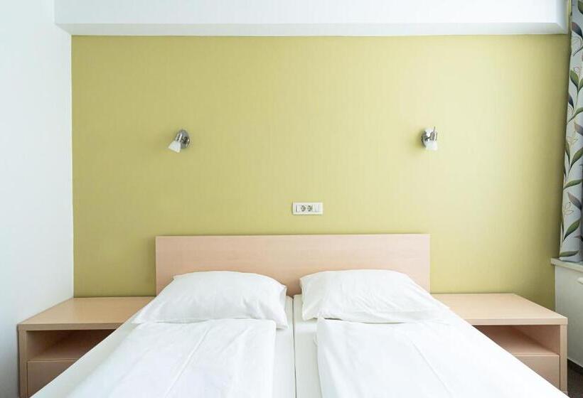 اتاق استاندارد چهار تخته, Grajski Dvor