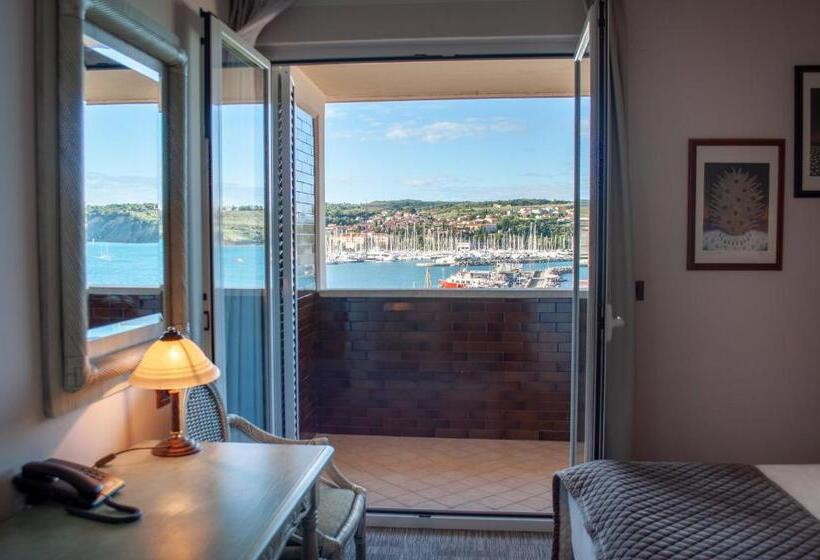 اتاق استاندارد با چشمانداز دریا, Marina