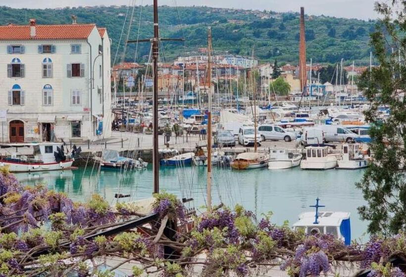 اتاق سوپریور با بالکن, Marina