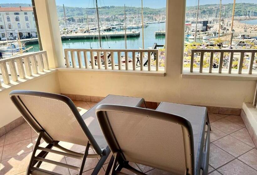 اتاق سوپریور با بالکن, Marina