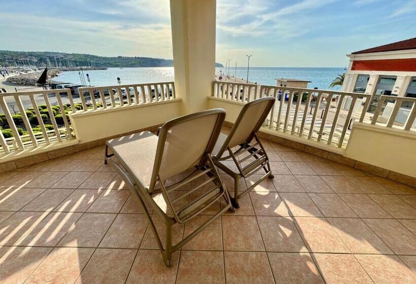 سوییت جونیور با بالکن, Marina