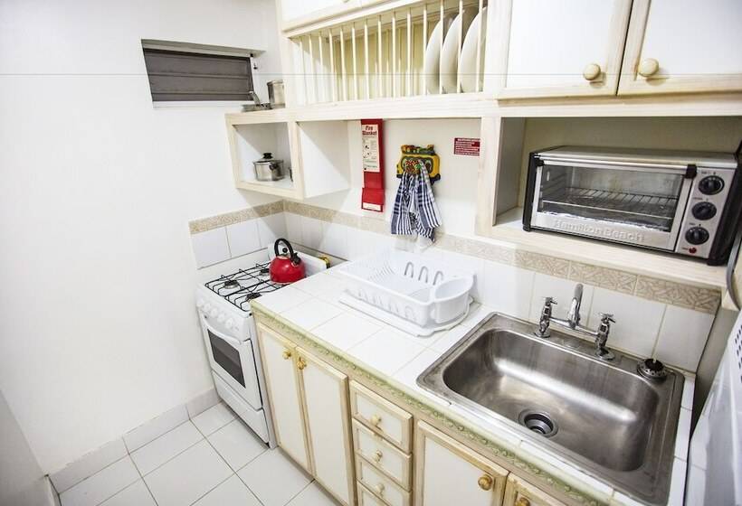 استودیوی استاندارد, Pirate's Inn