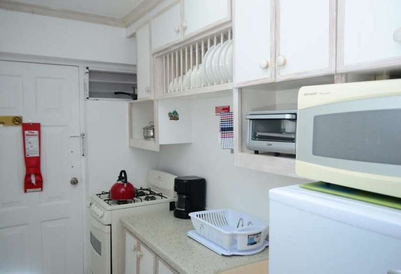 استودیوی استاندارد, Pirate's Inn