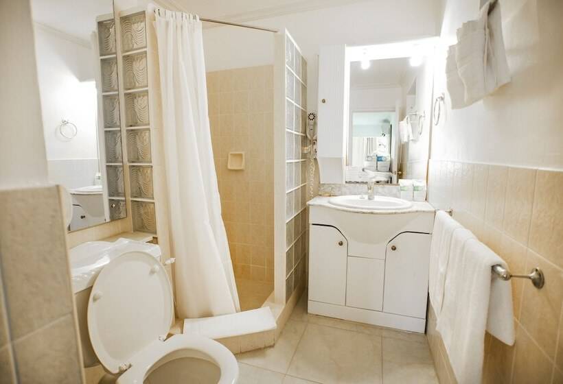 استودیو استاندارد با چشمانداز استخر, Pirate's Inn