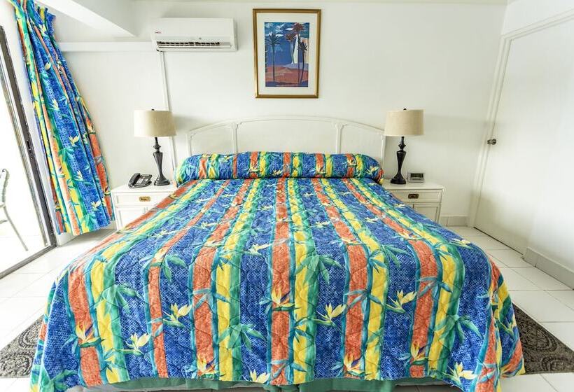 استودیو استاندارد با چشمانداز استخر, Pirate's Inn