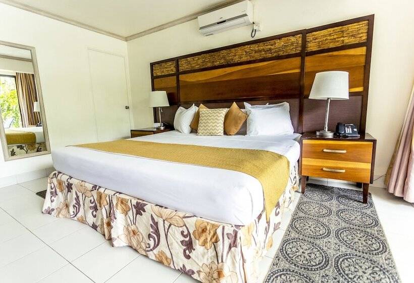 استودیو استاندارد با چشمانداز استخر, Pirate's Inn