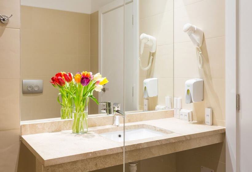 اتاق استاندارد یک نفره, Royal Inn