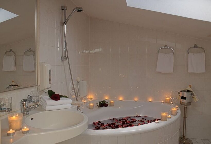 חדר דלוקס, Atlas Post