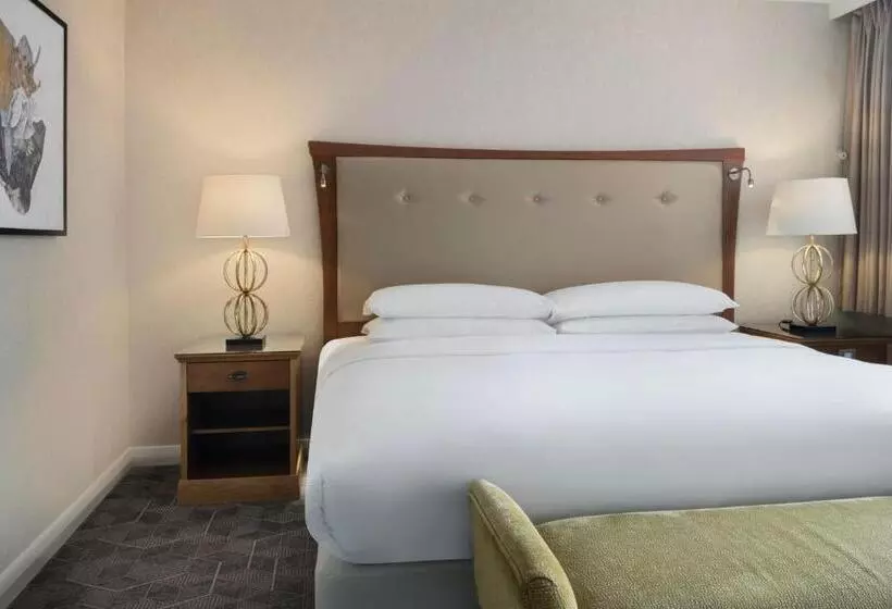 キングサイズベッドのスイートルーム, Delta Hotels By Marriott Swindon
