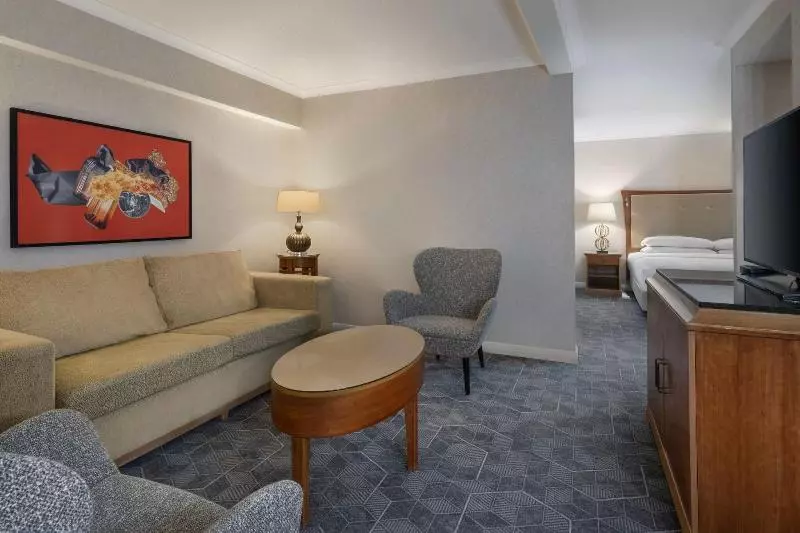 キングサイズベッドのスイートルーム, Delta Hotels By Marriott Swindon