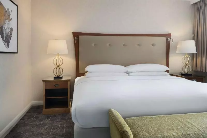 キングサイズベッドのスイートルーム, Delta Hotels By Marriott Swindon