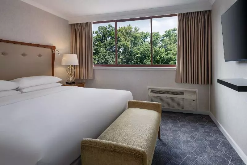 キングサイズベッドのスイートルーム, Delta Hotels By Marriott Swindon