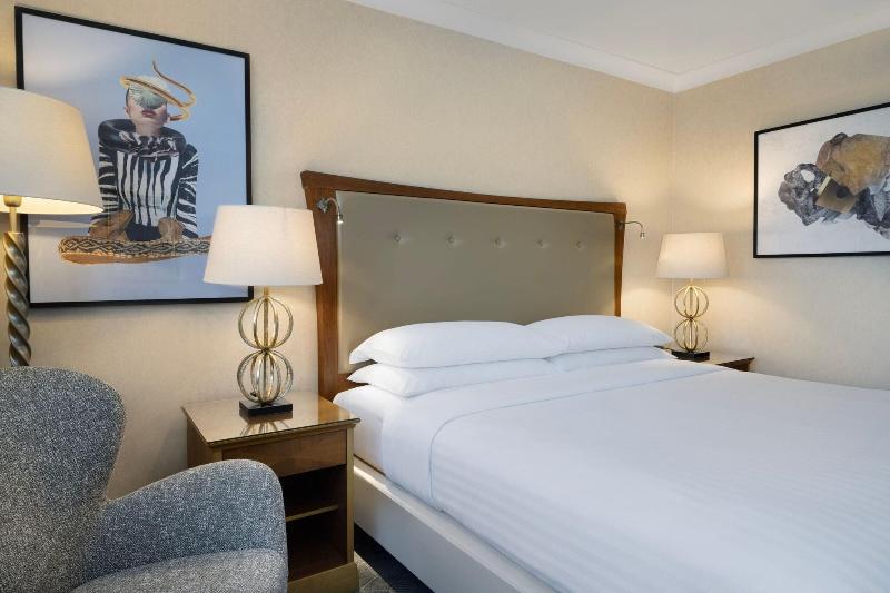 디럭스 룸 킹사이즈 침대, Delta Hotels By Marriott Swindon