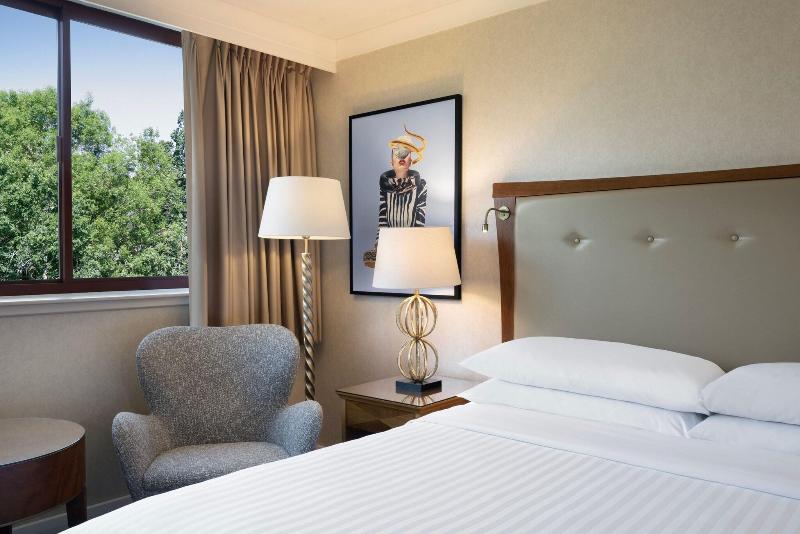 디럭스 룸 킹사이즈 침대, Delta Hotels By Marriott Swindon