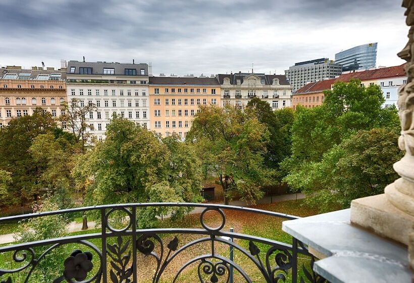 اتاق استاندارد با چشم‌انداز پارک, K+k Palais