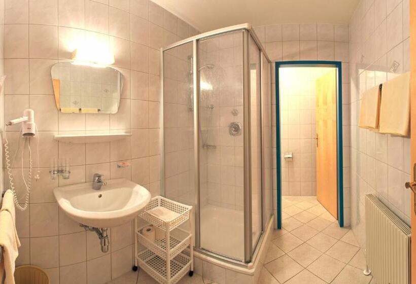 スタンダードトリプルルーム, Krone