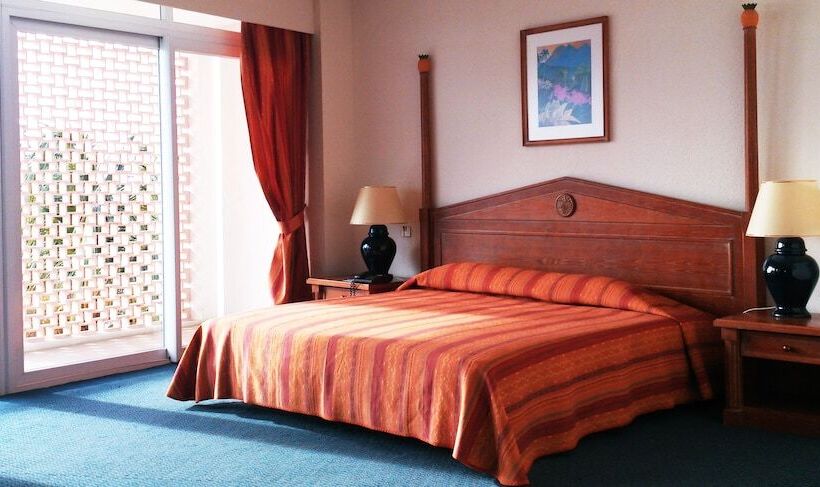 اتاق لوکس, La Bateliere