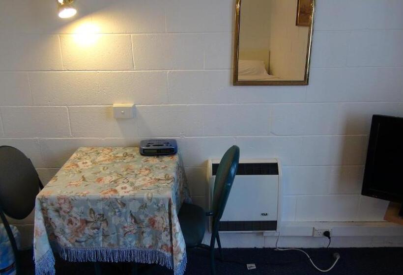 غرفة عائلية, Pathfinder Motel