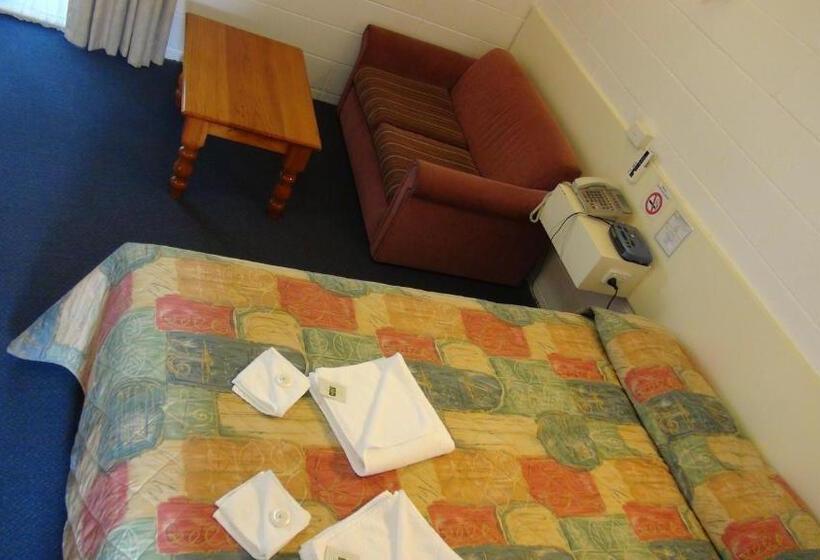 غرفة عائلية, Pathfinder Motel