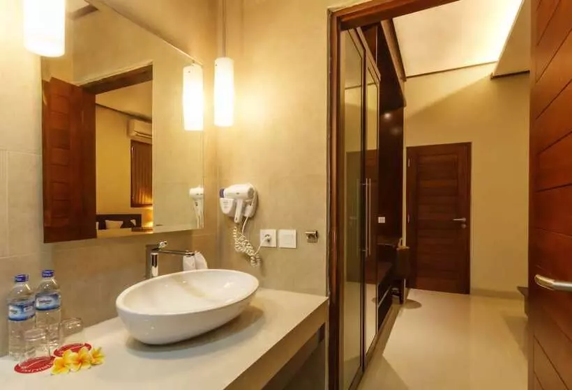 اتاق لوکس با بالکن, Yulia Beach Inn Kuta