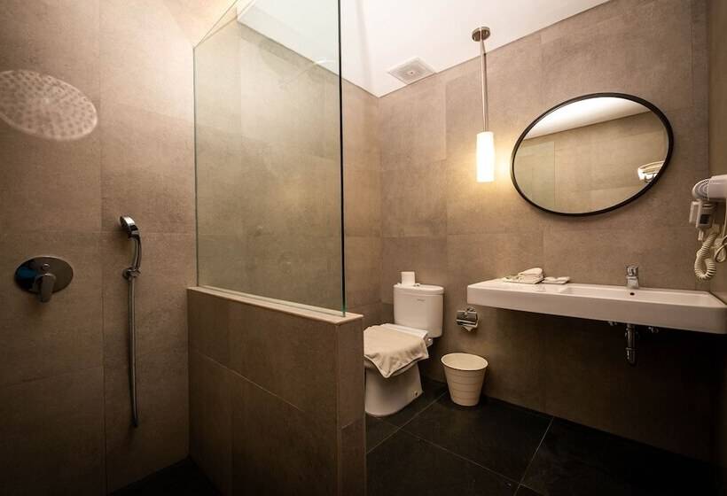 带阳台的豪华间, Yulia Beach Inn Kuta