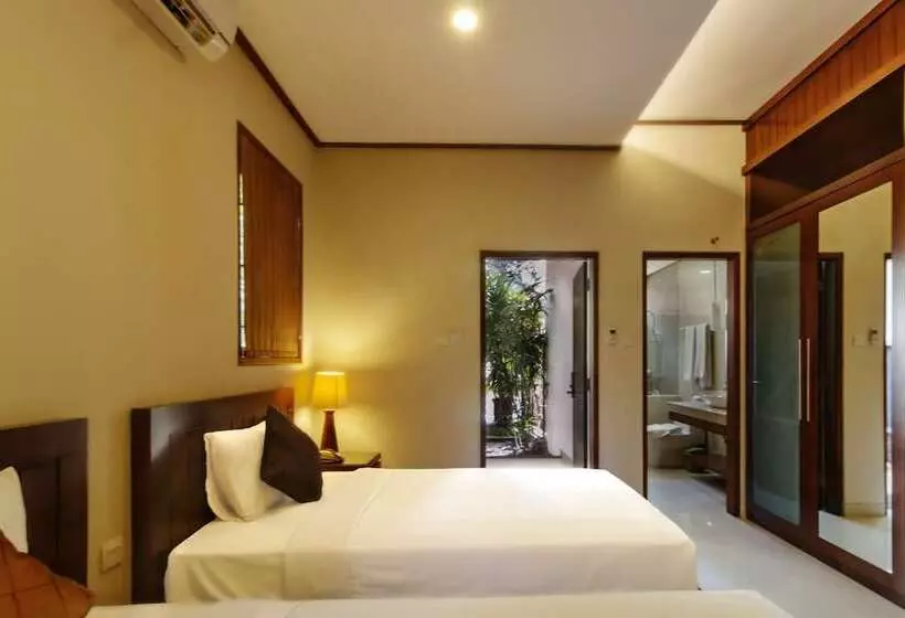 اتاق لوکس با بالکن, Yulia Beach Inn Kuta