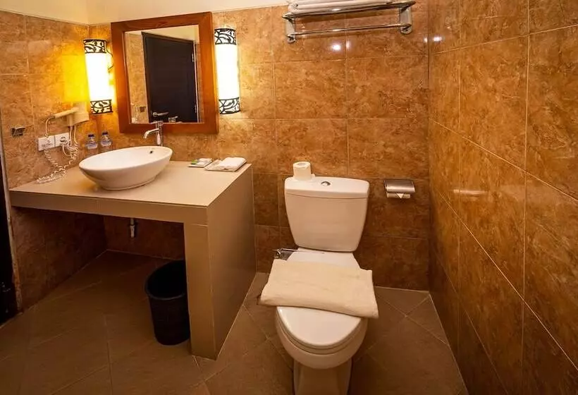 اتاق لوکس با چشمانداز باغ, Yulia Beach Inn Kuta