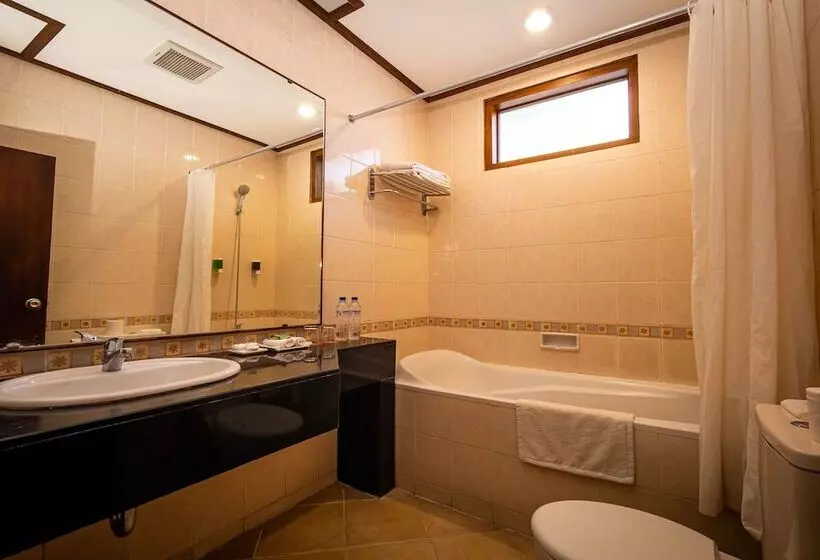 اتاق لوکس با چشمانداز باغ, Yulia Beach Inn Kuta
