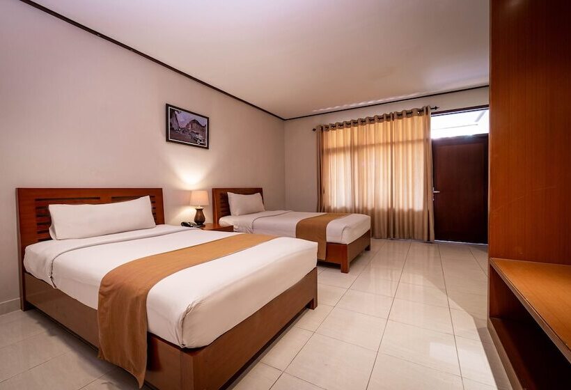 Номер Deluxe Вид на Сад, Yulia Beach Inn Kuta
