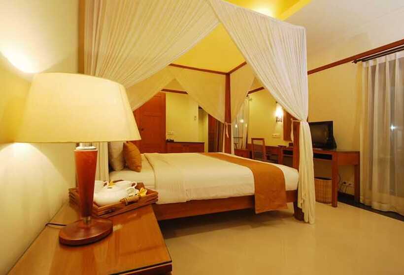 带阳台的豪华间, Yulia Beach Inn Kuta