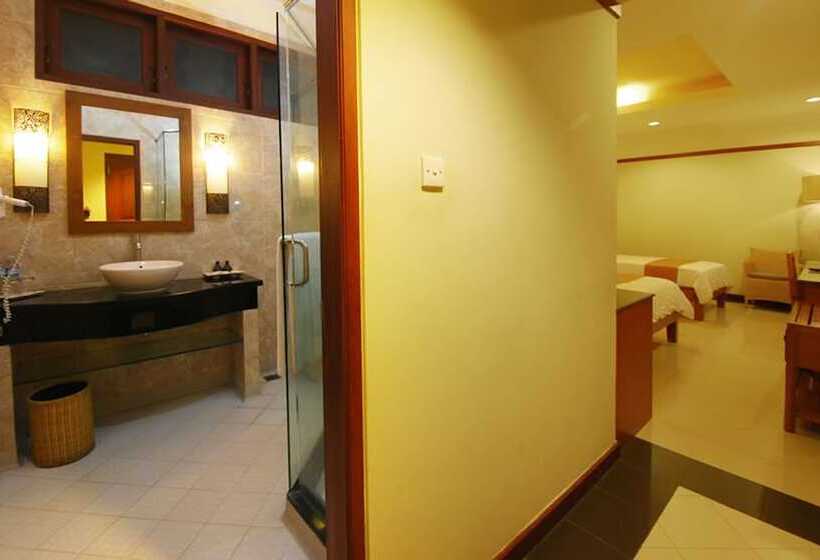 带阳台的豪华间, Yulia Beach Inn Kuta