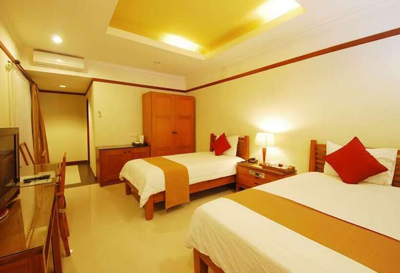 带阳台的豪华间, Yulia Beach Inn Kuta