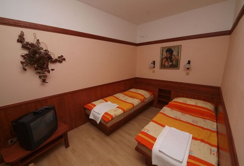 Полулюкс, Holiday Hotel Macocha