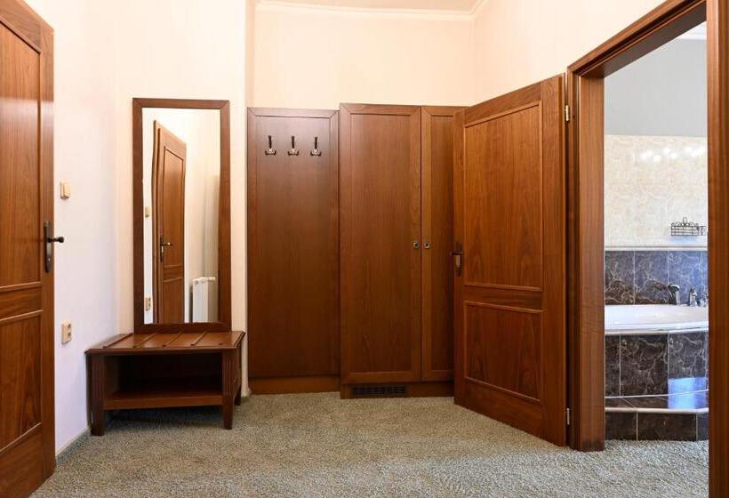 スーペリアースイート, Bouček