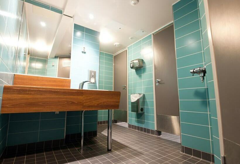 バス共有のスタンダードルーム, Eurohostel