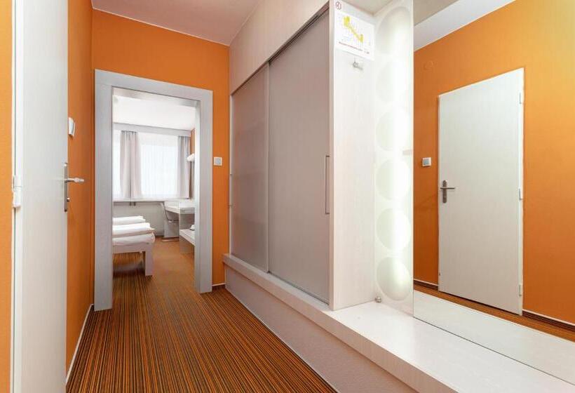 Номер Deluxe, Koruna