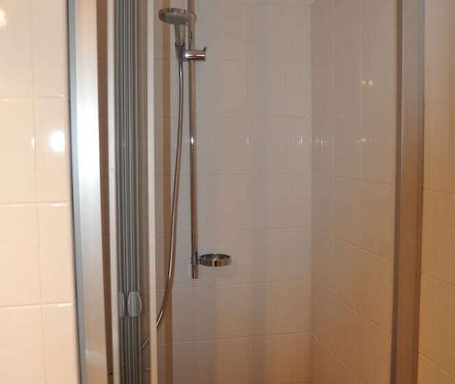 스탠다드 싱글 룸, Svornost