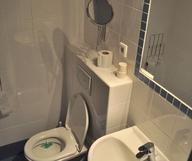 스탠다드 싱글 룸, Svornost