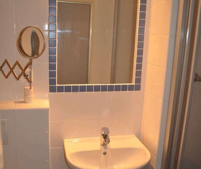 스탠다드 싱글 룸, Svornost